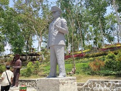 Potret Patung Soeharto yang Gagah Berdiri di Ponorogo