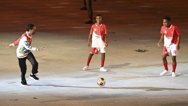Presiden Joko Widodo (Jokowi) ikut bermain bola bersama anak-anak Papua dalam pembukaan Pekan Olahraga Nasional (PON) Papua 2020 Sabtu (2/10).