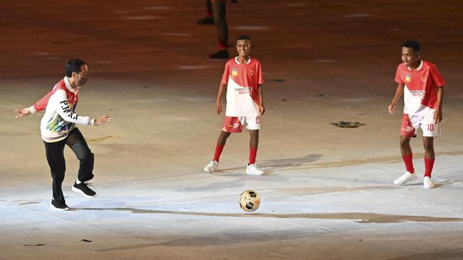 Jokowi Plays Ball with Papuan Children at the Opening of PON 2020