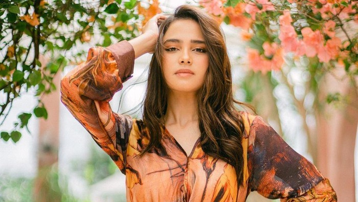 Ide Tampilan Feminin ala Syifa Hadju yang Bisa Kamu Coba, Stylish dan Elegan!