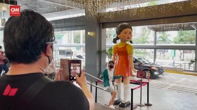 VIDEO: Boneka Squid Game Mata-matai Pejalan Kaki di Filipina