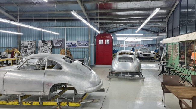 Tuksedo Studio Bali merupakan tempat restorasi mobil-mobil klasik asal Jepang dan Eropa.
