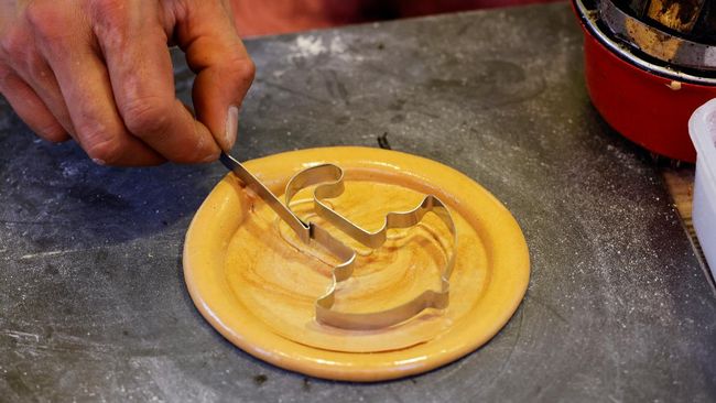 Setelah membuat dalgona candy atau jenis karamel lainnya, yang tersisa hanyalah panci lengket yang berbau gosong dan susah dibersihkan.