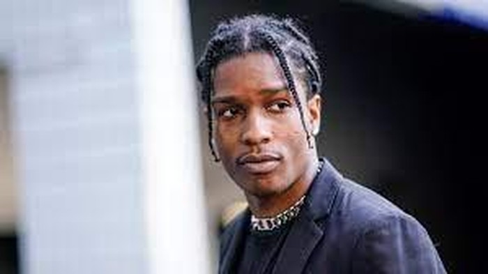 Album studio pertamanya Long. Live. ASAP membuat rapper asal Harlem ini mejeng di Billboard 200 pada tahun 2013. Pria kelahiran 3 Oktober 1988 ini masuk nominasi untuk Penghargaan BET untuk Artis Hip-Hop Pria Terbaik. A$AP Rocky sendiri diketahui mulai menekuni dunia rap sejak usia 13, tepatnya setelah kakak laki-lakinya terbunuh. (Foto: nytimes.com)