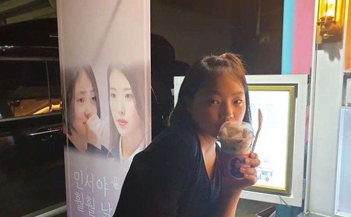 Jadi 'fans goals', Kim Minseo sampai menerima hadiah food truck dari IU sebagai dukungan ketika syuting drama Hometown Cha Cha Cha. Keduanya juga jadi dekat sejak bertemu dalam program ODG. Beruntung banget, ya!/Foto: instagram.com/actress_minseo