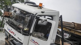 Mobil Dinas TNI AD Ditabrak Truk Pengangkut Bawang di Tol JORR