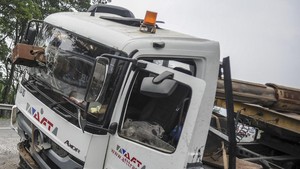 Sikap Mengemudi di Dekat Truk Hindari Tertimpa Kontainer