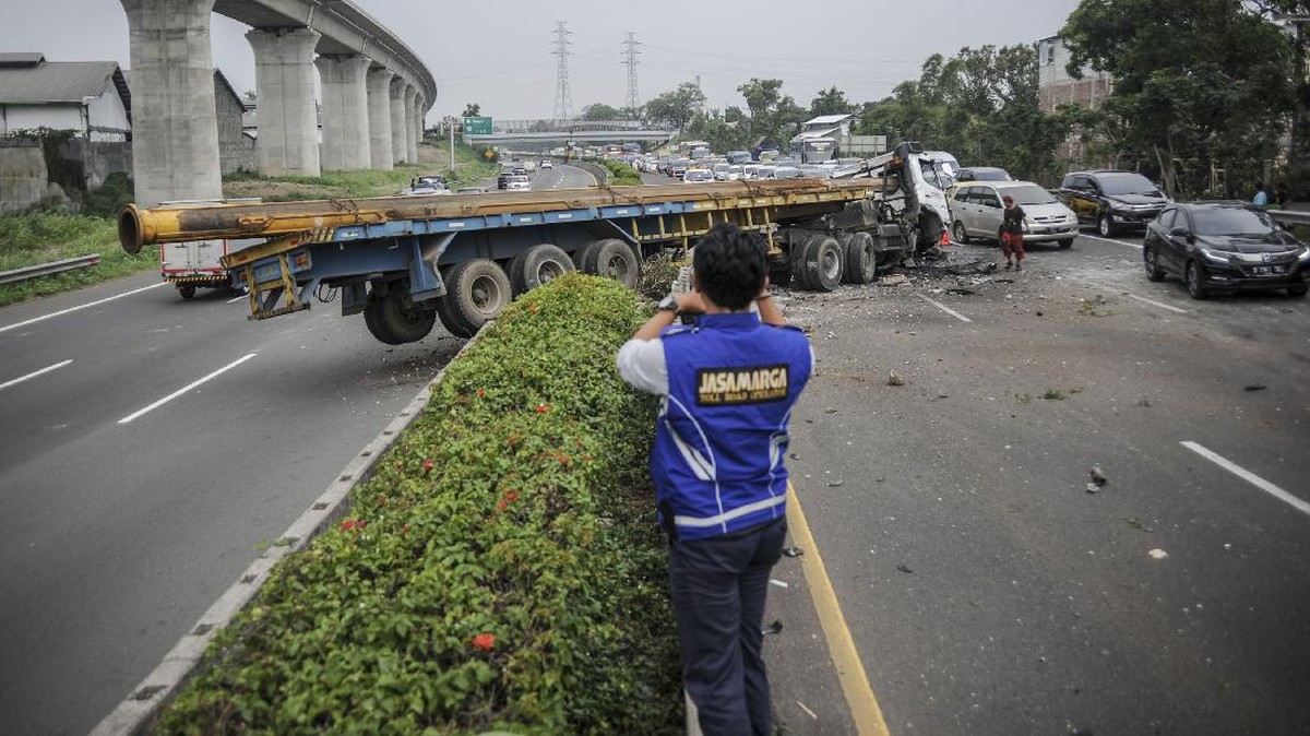 FOTO: Kecelakaan, Truk Trailer Melintang di Tol Purbaleunyi