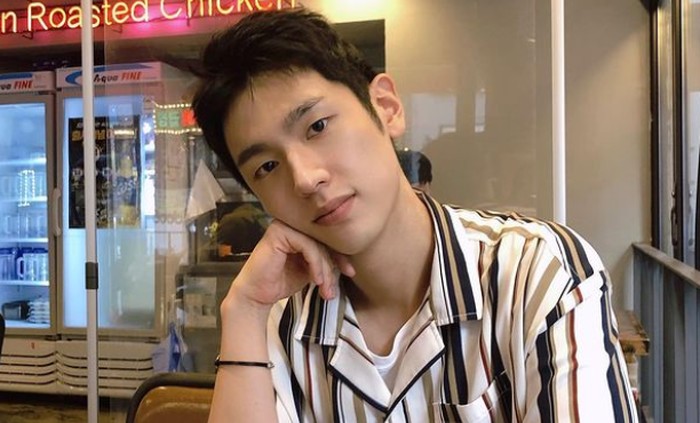 Ketika terungkap, akun instagram Lee Jung Jun langsung diserbu oleh komentar positif para netizen. Banyak yang kagum dengan ketampanannya dan berharap ia segera main drama lagi sebagai peran utama./Foto: instagram.com/right_jun_