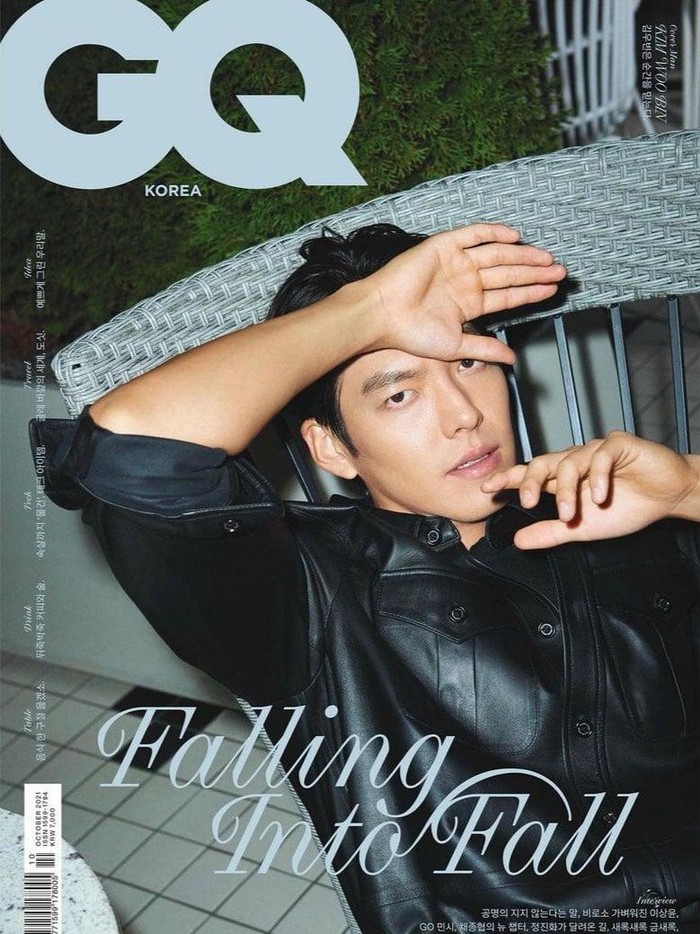 Dengan foto close-up ini, Kim Woo Bin memamerkan visual-nya yang menawan, serta garis-garis wajahnya yang tegas. Dengan balutan leather outfit, gaya Kim Woo Bin yang satu ini terlihat maskulin banget, ya!/Foto: Courtesy of GQ Korea via soompi.com