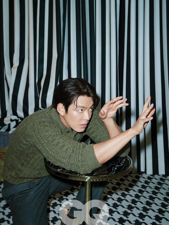 Dengan memadukan sweatshirt berbahan wol warna hijau serta celana panjang berwarna navy, Kim Woo Bin memamerkan gaya khas untuk musim gugur yang hangat. Meski terlihat simpel, namun tetap terasa berkelas./Foto: Courtesy of GQ Korea via soompi.com