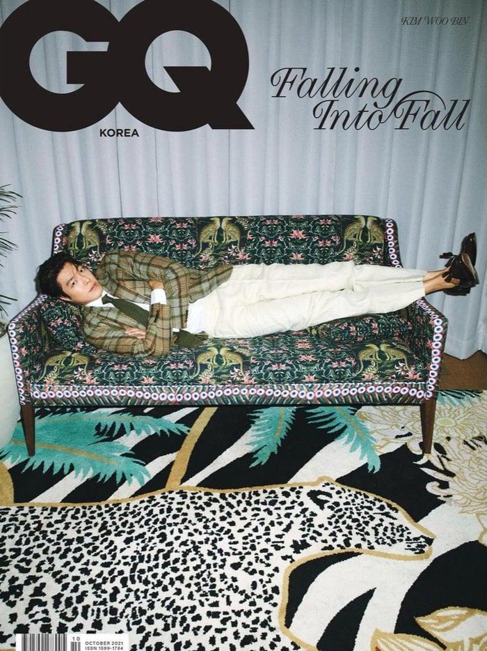 Dalam pemotretan bersama GQ Korea ini, Kim Woo Bin juga melakukan sesi pemotretan koleksi musim gugur bersama label fashion Ralph Lauren. Dengan perpaduan blazer bermotif kotak-kotak, celana putih, dan sepasang loafer shoes, Kim Woo Bin terlihat keren banget ya, Beauties!/Foto: Courtesy of GQ Korea via soompi.com