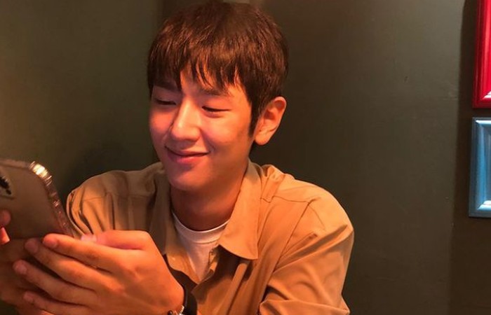 Melihat sosok Lee Jung Jun yang gagah dalam Squid Game, tidak sedikit penonton yang terkejut ketika mengetahui usia aslinya. Bahkan penonton mengaku akan percaya kalau aktor pendatang baru ini dibilang sebagai seorang tentara./Foto: instagram.com/right_jun_