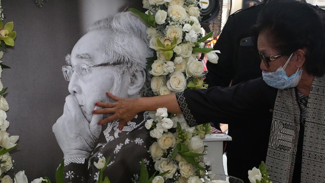 Pemakaman politikus senior PDIP Sabam Sirait dilakukan secara militer di TMP Kalibata, Jakarta Selatan, Minggu (3/10).