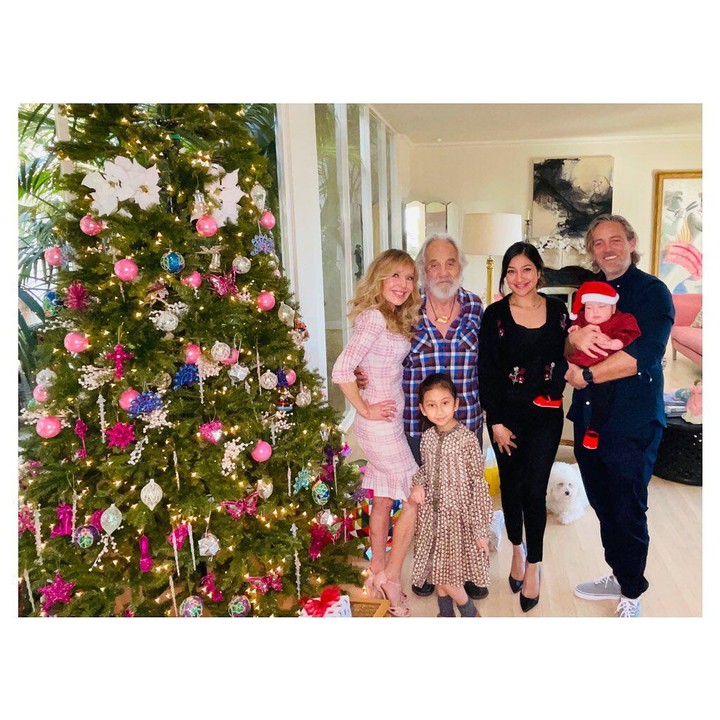 <p>Shelby Chong juga kerap mengundang Rahma Azhari ke acara keluarganya, seperti ketika sedang merayakan natal. Begitu pula sebaliknya, Bunda. Rahma Azhari juga merayakan Idul Fitri bersama keluarga suaminya di Amerika. (Foto: Instagram @raazharita)</p>