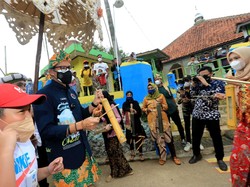 Kunjungi Desa Wisata CIkolelet, Sandiaga Temui Emak-Emak Pelaku UMKM