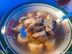 Jualan di Pinggir Kali, Soto Mang Bonin Beromzet Rp 5 Juta Per Hari