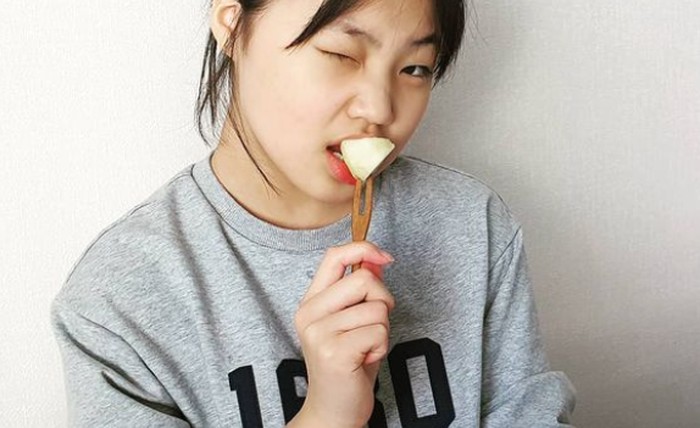 Tahun 2021 ini, Kim Min Seo sukses menyita atensi penggemar drakor internasional berkat perannya sebagai Oh Ju Ri, anak pemilik kafe yang bucin dengan idolanya, dalam drama Hometown Cha Cha Cha./Foto: instagram.com/actress_minseo