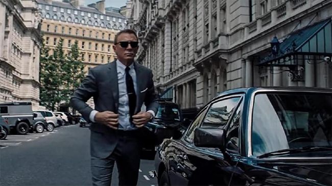 Terdapat sejumlah misteri atau pertanyaan dalam film James Bond terbaru, No Time To Die yang belum terjawab hingga akhir film.