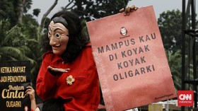 FOTO: Massa Bertopeng Money Heist Geruduk Gedung DPR RI