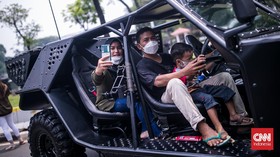 FOTO: Antusiasme Warga Sambut 112 Alutsista Jelang HUT TNI