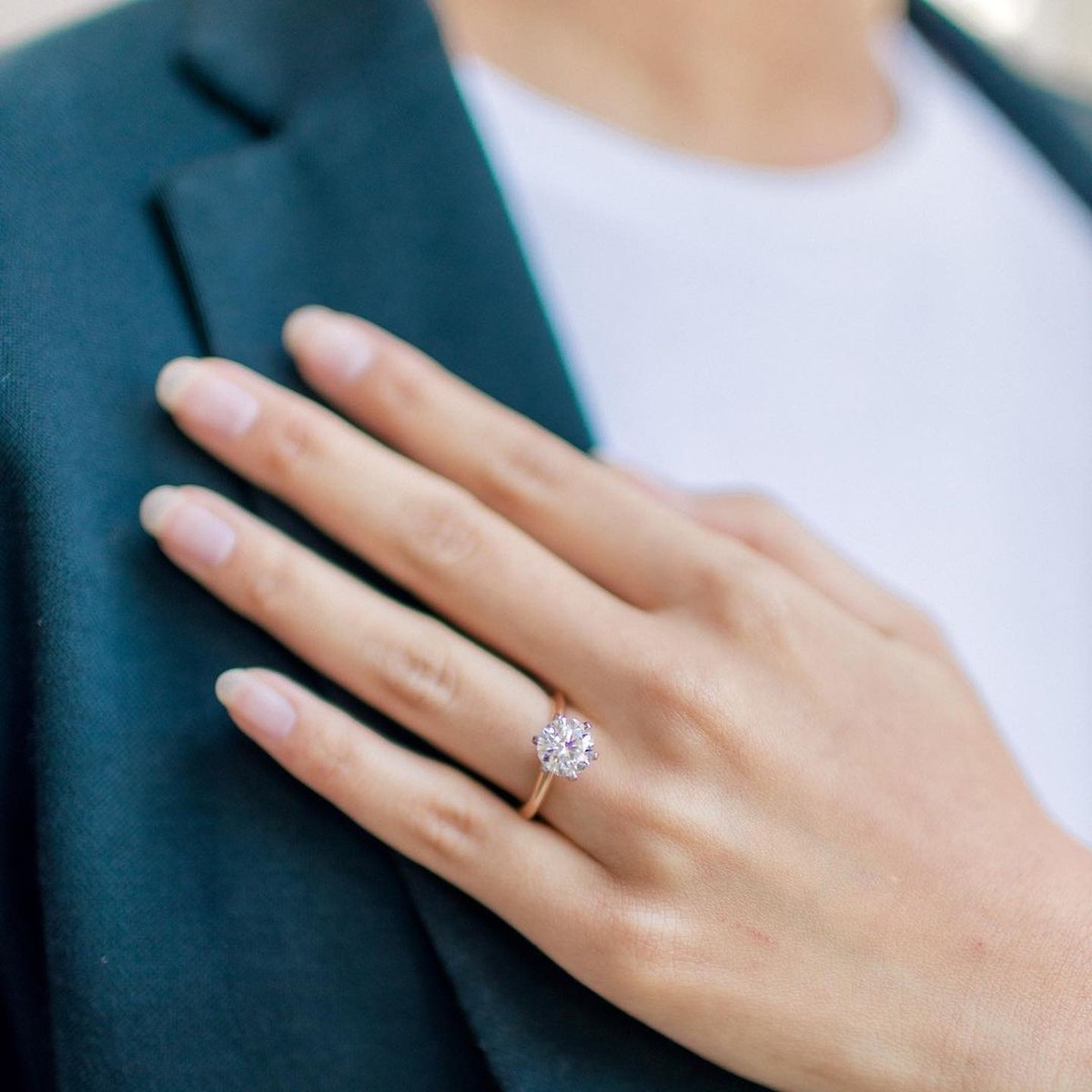 Romantis&comma; CEO Ruangguru Belva Devara Lamar Kekasih di Halaman Kampus MIT