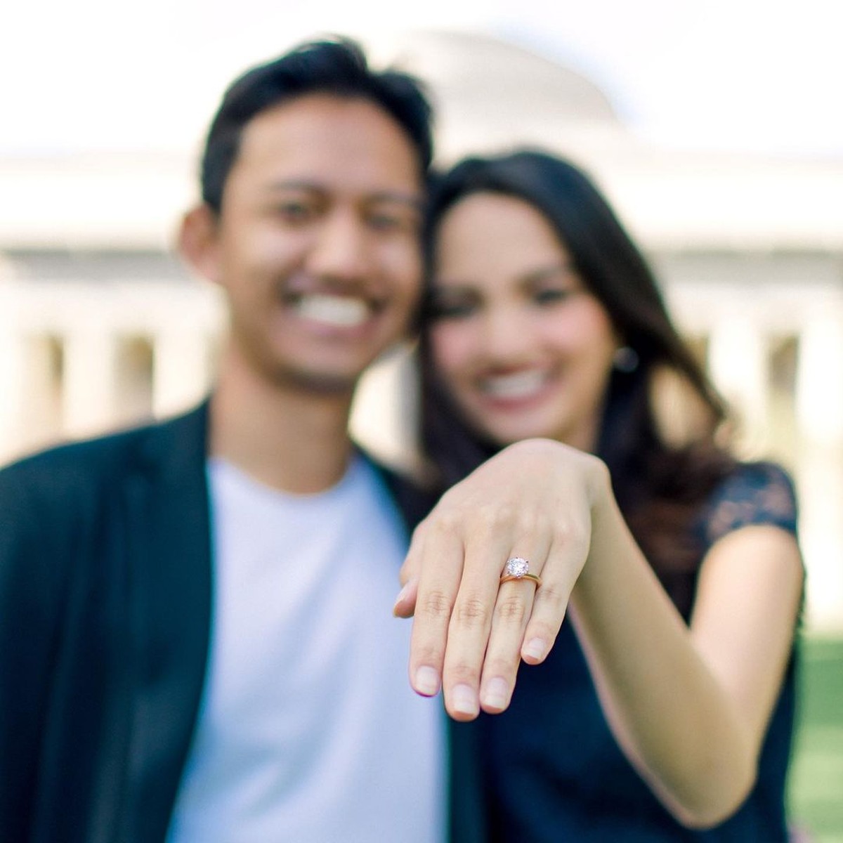 Romantis&comma; CEO Ruangguru Belva Devara Lamar Kekasih di Halaman Kampus MIT