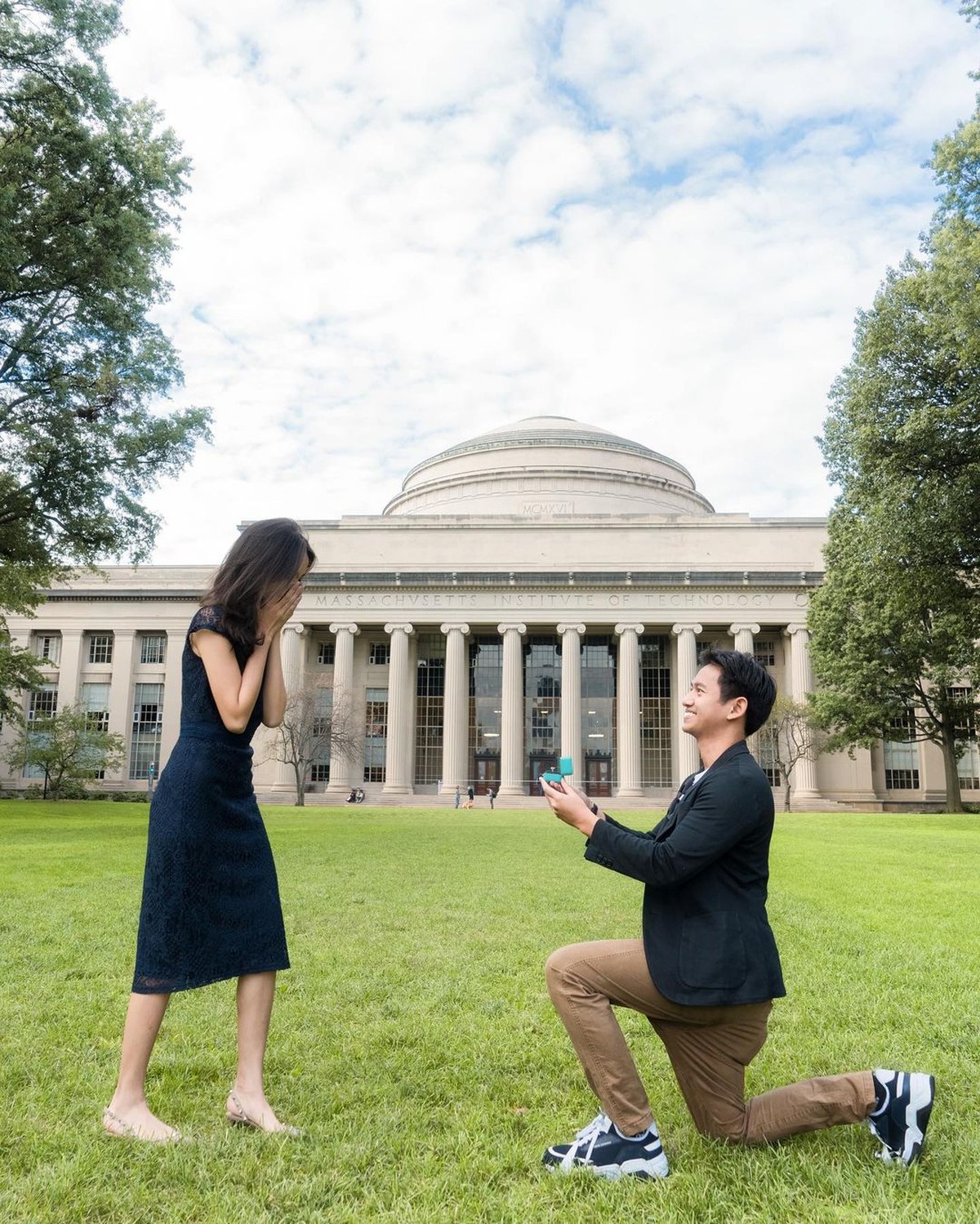 Romantis&comma; CEO Ruangguru Belva Devara Lamar Kekasih di Halaman Kampus MIT