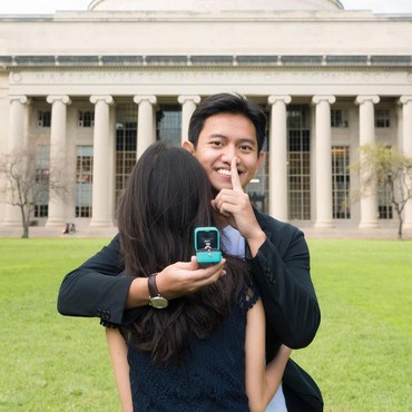 Romantis, CEO Ruangguru Belva Devara Lamar Kekasih di Halaman Kampus MIT