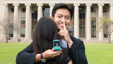 img-title Romantis, CEO Ruangguru Belva Devara Lamar Kekasih di Halaman Kampus MIT