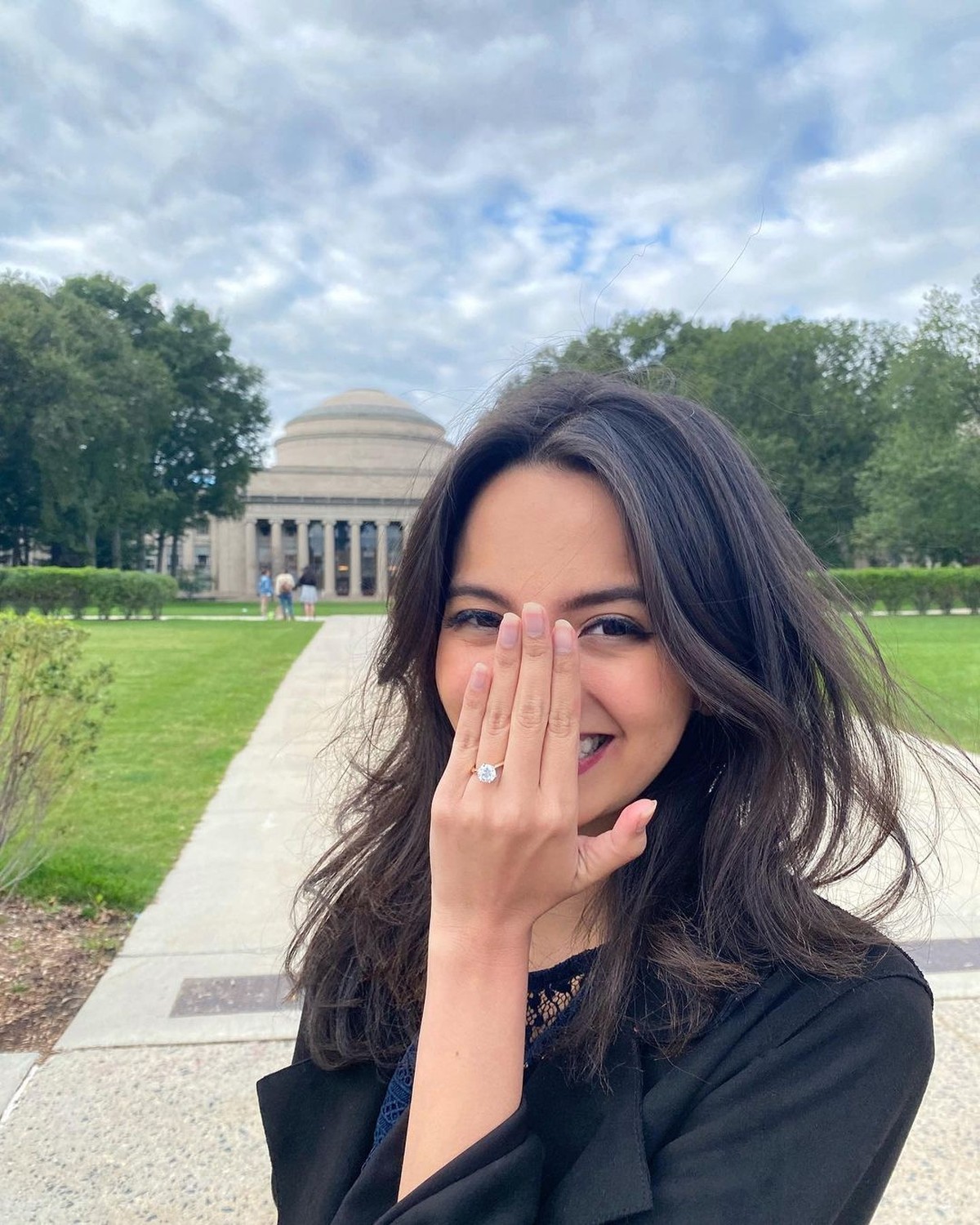 Romantis&comma; CEO Ruangguru Belva Devara Lamar Kekasih di Halaman Kampus MIT