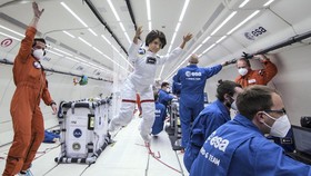 FOTO: Boneka Barbie Astronaut Ikut Penerbangan Gravitasi Nol
