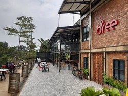Kafe Ini Tawarkan Sensasi Minum Kopi dengan View Gunung Salak