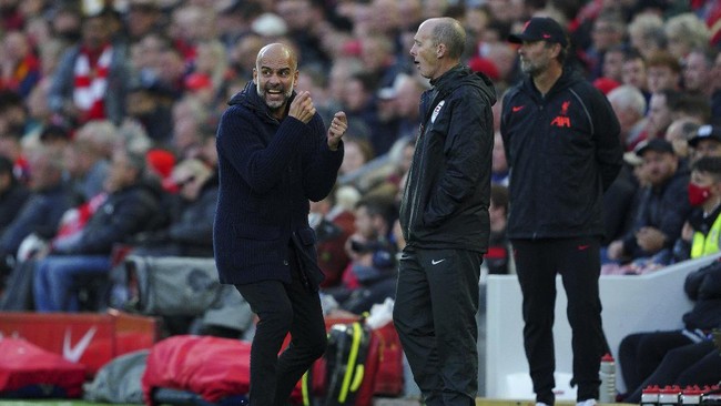 Pelatih Manchester City Pep Guardiola murka dengan keputusan wasit Paul Tierney yang tidak berani memberi kartu merah kepada pemain Liverpool James Milner.