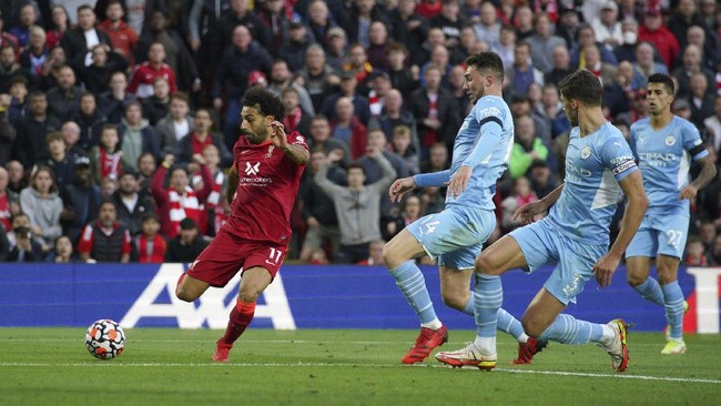 Liverpool memanfaatkan kelengahan Manchester City yang kehilangan lima poin dalam tiga pekan terakhir guna mendekatkan jarak di klasemen Liga Inggris.