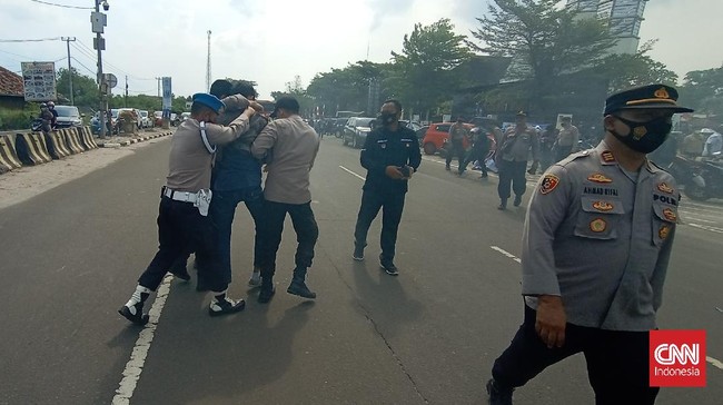 Dua demo mahasiswa menentang korupsi terkait HUT ke-21 Banten berujung ricuh dan penangkapan terhadap 13 orang peserta unjuk rasa.
