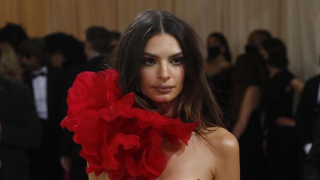 Seorang sumber mengatakan Emily Ratajkowski meminta maaf kepada Olivia Wilde usai kepergok bermesraan dengan Harry Styles.