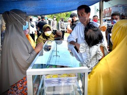 Kala Jokowi Hampiri PKL di Sorong yang Bentangkan Spanduk Perhatikan Kami