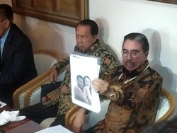 Hotma Sitompul Beberkan Foto Panas Hotman Paris