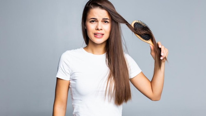 Rambut Rontok Terus? Jangan-jangan Ada yang Salah dengan Sisir Kamu!