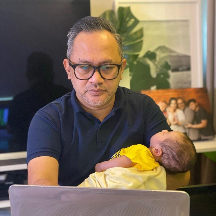 <p>Serba bisa! Indra Brasco membuktikan bahwa dirinya memang suami serba bisa. Sambil bekerja mengurus Balint pun tak masalah. Keren ya, Bunda? (Foto: Instagram @indrabrasco)</p>