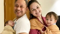 7 Potret Suami Mona Ratuliu Momong Balint, Keponakan Disayang Bak Anak Sendiri