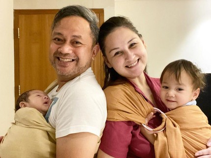 7 Potret Suami Mona Ratuliu Momong Balint, Keponakan Disayang Bak Anak Sendiri