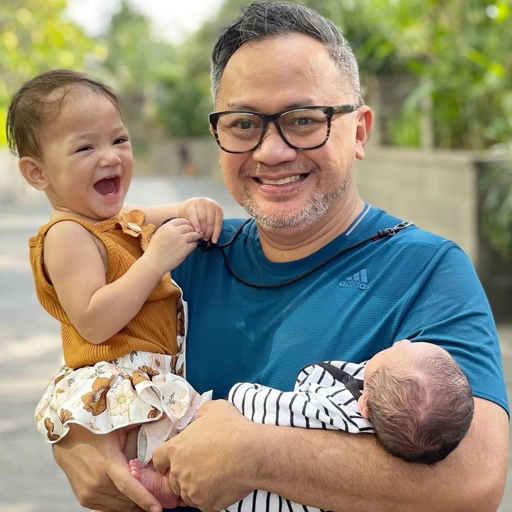 <p>Di sela kesibukannya, Indra bahkan menjadi Ayah siaga yang mengurus anak serta keponakan tersayangnya. (Foto: Instagram @indrabrasco)</p>