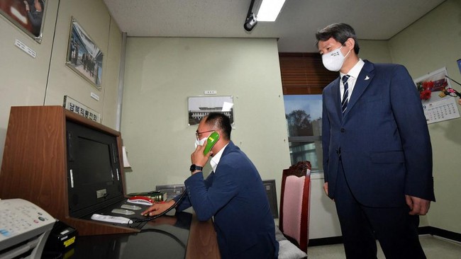 Korut dan Korsel resmi membuka kembali jalur telepon untuk komunikasi lintas perbatasan mereka pada Senin (4/10), setelah terputus sejak Agustus lalu.