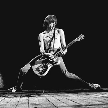 Gitar Ikonik Johnny Ramones Selama 20 Tahun Laku Terjual Rp14,2 Miliar