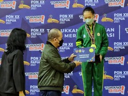 Ketua DPD Serahkan Medali dan Bonus untuk 2 Atlet Senam Jatim