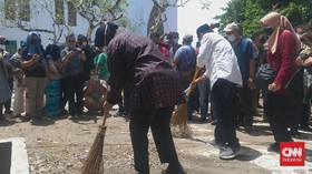 Risma Sempat Sapu Kompleks Makam Pariaman, Sebut Syekh Marah