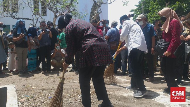 Mensos Risma menyapu halaman komplek Makam Syekh Burhanuddin di Padang Pariaman, Sumbar, meski dicegah oleh Bupati.