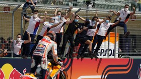 5 Momen Mengesankan MotoGP Amerika: Marquez The Running Man